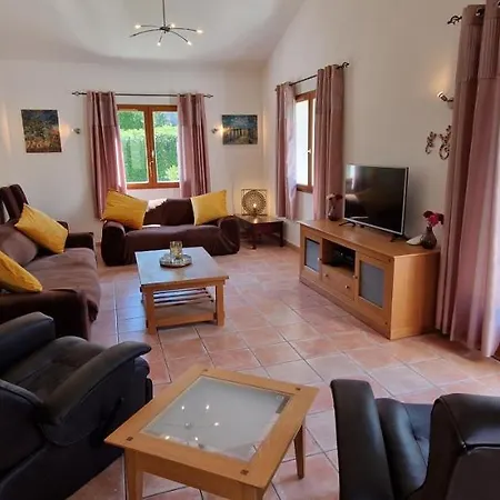 4 Bedroom With Private Pool Within 5 Minute Walk Into