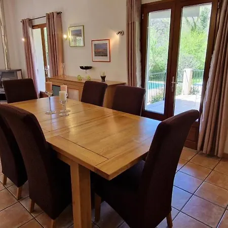 4 Bedroom With Private Pool Within 5 Minute Walk Into Villa Quillan