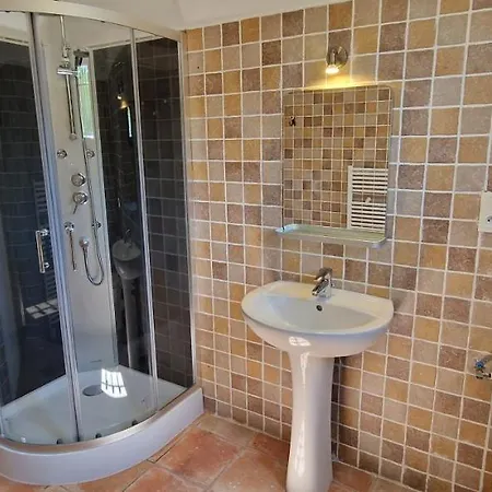 4 Bedroom With Private Pool Within 5 Minute Walk Into Quillan